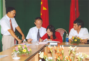 Giang unterschreibt die Urkunde